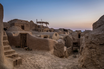 روستای اصفهک در طبس؛ زلزله طبس در سال ۱۳۵۷ جزء سخت‌ترین و دردناک‌ترین حوادث برای کشورمان ایران بود. این فاجعه در روستاهای اطراف طبس، به خصوص، روستای اصفهک، حدود ۸۰ نفر کشته بر جای گذاشت. شدت زلزله باعث تخریب بخش زیادی از بافت‌های روستا شد، به گونه‌ای که حدود ۵ سال پس از آن نیز، تقریبا نشانی از سکونت در روستای اصفهک به چشم نمی‌خورد.