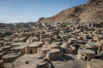 روستای ماخونیک در بالای تپه‌ای شکل گرفته است و خانه‌هایی با ارتفاع کم و با فاصله‌های کمی در کنار یکدیگر ساخته شده‌اند. کف خانه‌های روستای ماخونیک یک متر از سطح زمین پایین‌تر است و برای ورود به خانه گردشگران باید خم شوند و درهای چوبی را رد کنند و سپس باید یک یا دو پله پایین بیایند تا به کف خانه برسند
