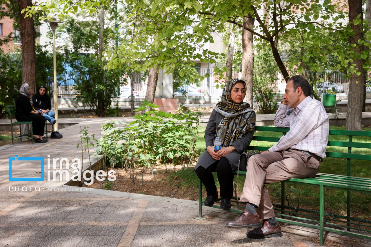 نوبت دوم آزمون سراسری ۱۴۰۳- انتظار خانواده ها در محوطه دانشگاه علم و صنعت