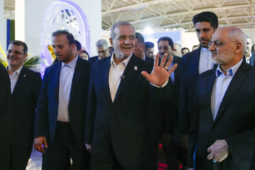 Le président iranien visite l'exposition commerciale internationale avec l'Eurasie