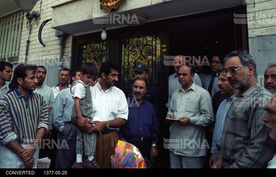 تجمع خانواده محمود صارمی خبرنگار ایرنا مقابل سفارت پاکستان