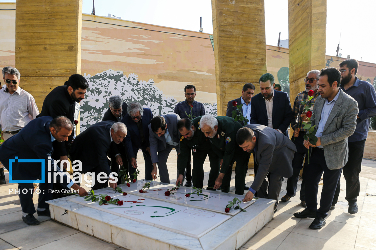 آیین گلباران قبور شهدای گمنام به مناسبت روز خبرنگار