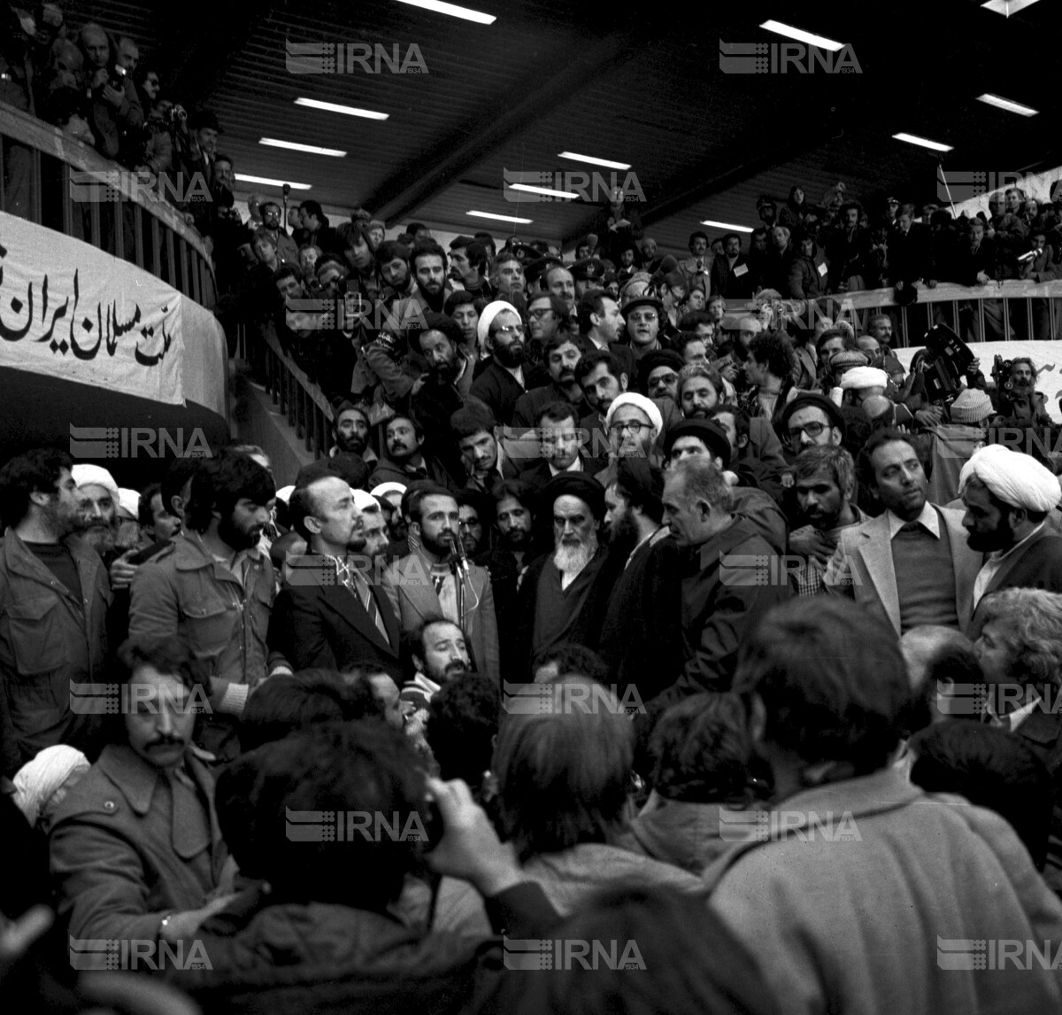 ورود امام خمینی به ایران - استقبال در فرودگاه مهرآباد