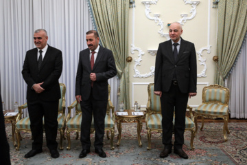 Le président du Parlement irakien, Mahmoud Al-Mashhadani, a rencontré ce lundi après-midi 3 février 2025 (15 Bahman 1403) le président iranien, Masoud Pezeshkian, pour des discussions et des échanges bilatéraux. (Mohammad Mahdi Pourarabe-IRNA)