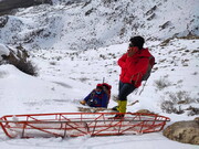 امدادگران هلال احمر زن ۳۲ ساله ای را در ارتفاعات چالابه کرمانشاه نجات دادند