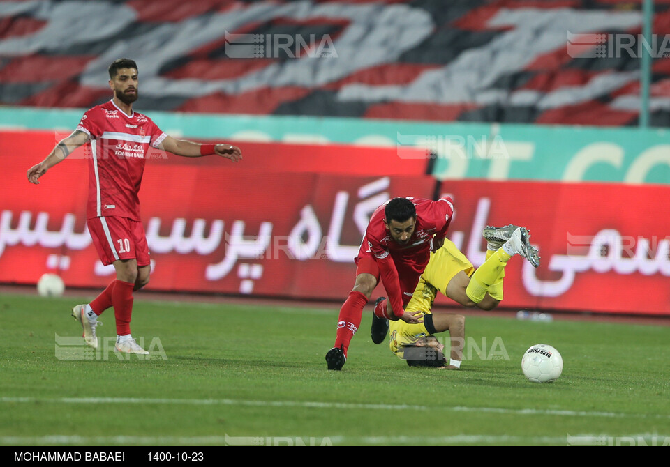 دیدار تیمهای فوتبال پرسپولیس و فجر سپاسی شیراز