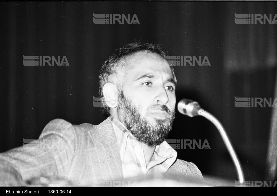 مراسم شب هفت شهیدان رجایی و باهنر در وزارت صنایع و معادن - فواد کریمی در حال سخنرانی