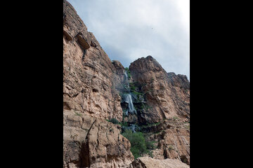 فرود دیواره نوردان کرمانشاهی از آبشار پیران در شهرستان سرپلذهاب