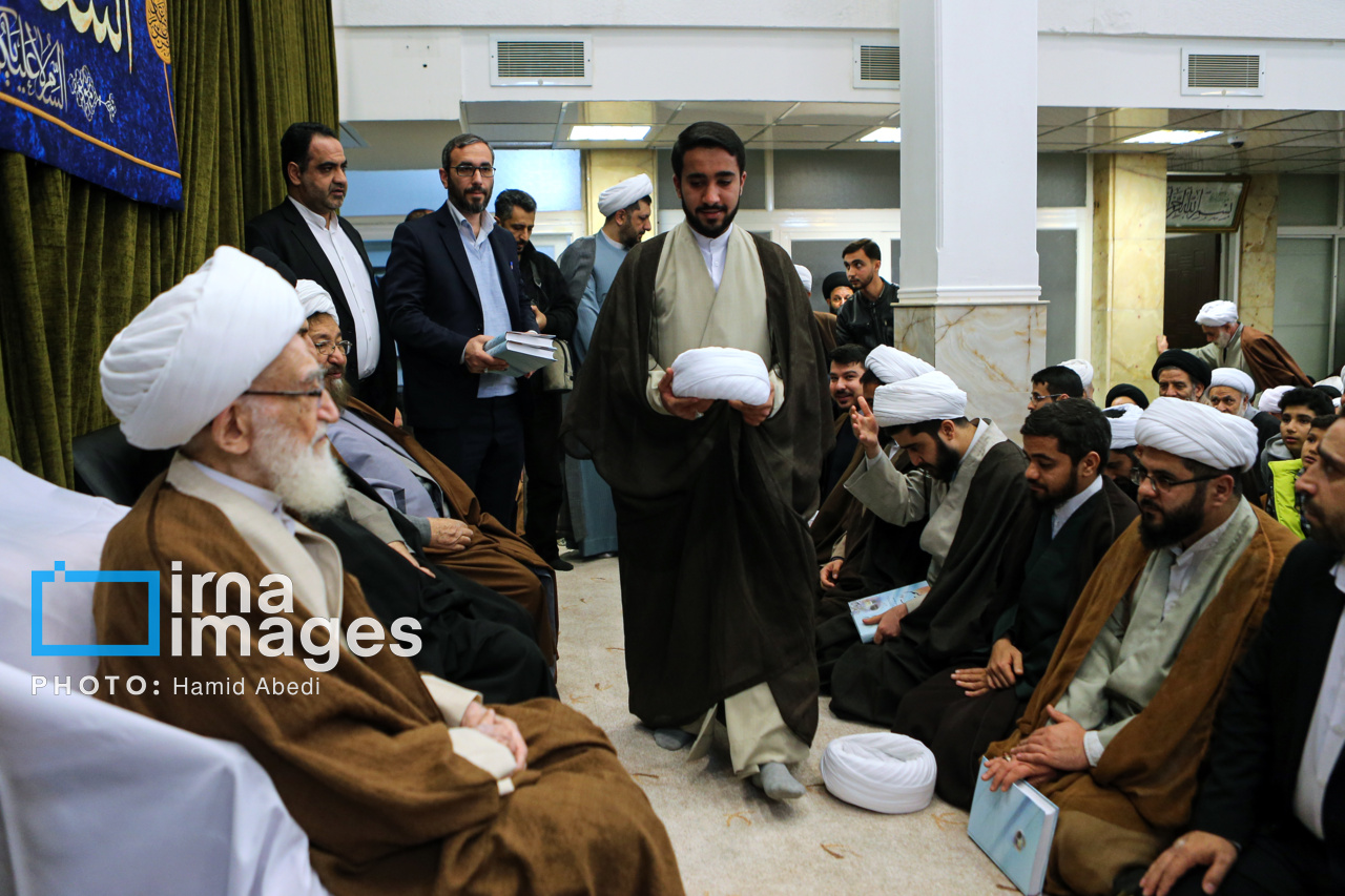 Iran : cérémonies de remise des turbans aux étudiants de l'école de théologie de Qom 