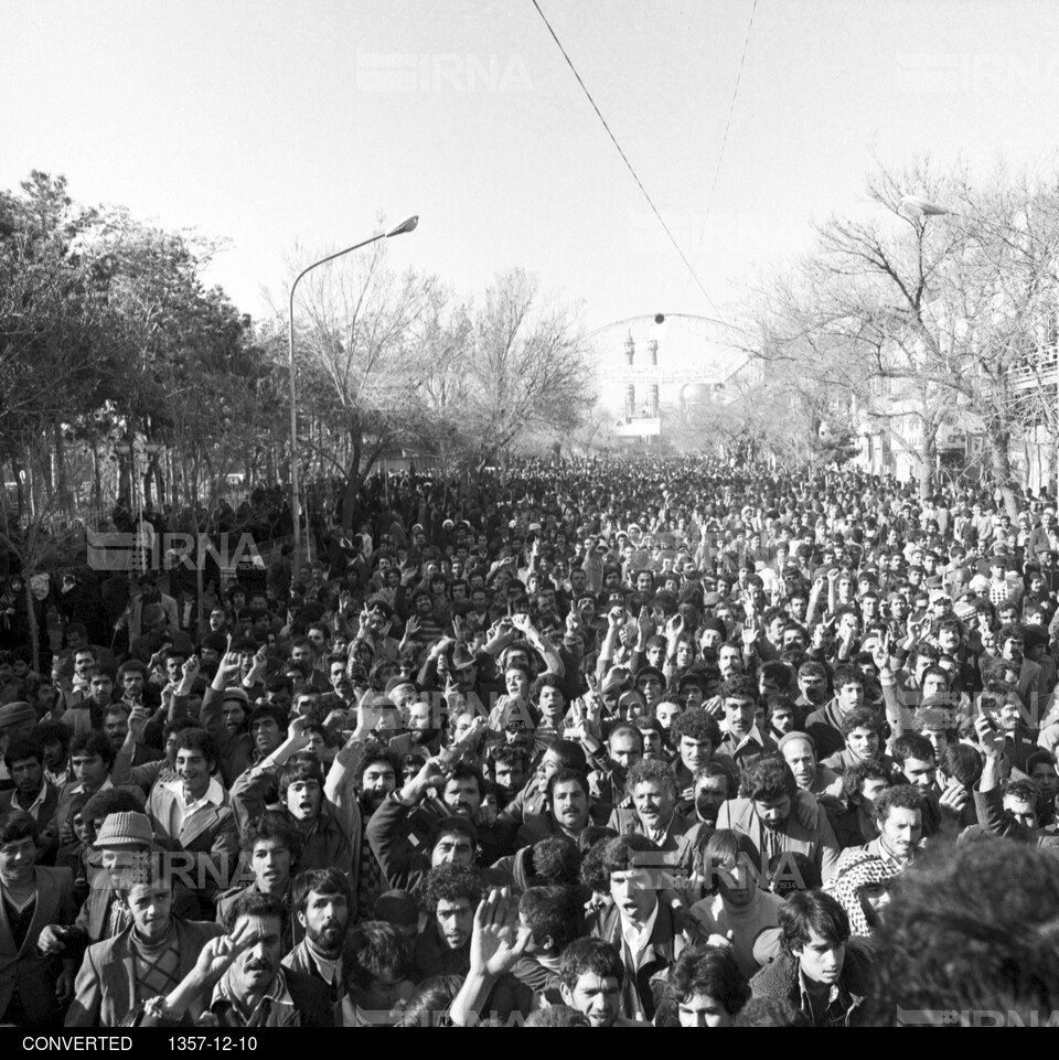 استقبال مردم قم از امام خمینی در هنگام ورود به این شهر