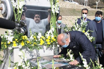 مزار "سیامند رحمان" گلباران شد