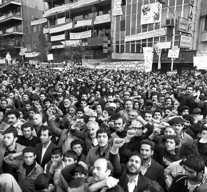تظاهرات مردم تهران مقابل سفارت آمریکا