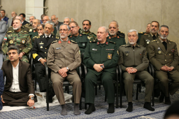 Encuentro con el ayatolá Jameneí de responsables de iraníes y embajadores de los países islámicos 