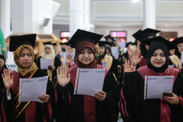 Téhéran (IRNA)-La cérémonie de remise des diplômes de 500 étrangers de 22 nationalités différentes, qui viennent de terminer leurs études dans les universités iraniennes, a eu lieu ce jeudi après-midi (12 décembre 2024) à l'université de Chiraz et dans le sanctuaire sacré de Shahcheragh (PSL). (Photo : Reza Qaderi)