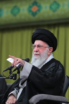 L’ayatollah Khamenei reçoit un groupe de responsables iraniens, d'ambassadeurs des pays islamiques