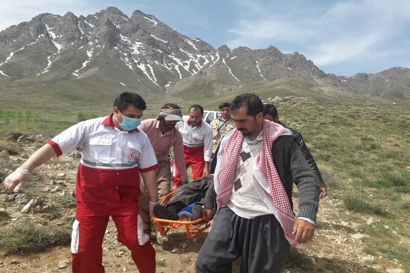 امدادگران هلال احمر چوپان مصدوم در کوه پریشان قروه را نجات دادند