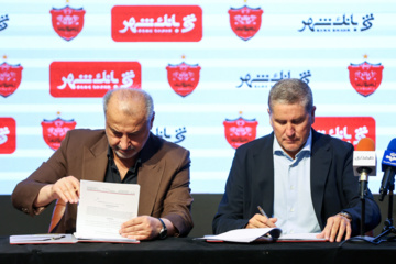  خوان کارلوس گاریدو سرمربی تیم فوتبال پرسپولیس و رضا درویش مدیرعامل باشگاه پرسپولیس