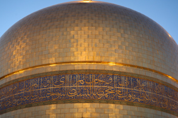 Servants change dome flag at Imam Reza (AS) shrine