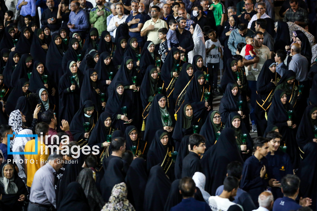 آیین لاله گردانی خادمان حرم شاهچراغ در شهادت امام رضا (ع)