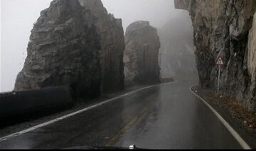 بارش باران و لغزندگی جاده کرج - چالوس 