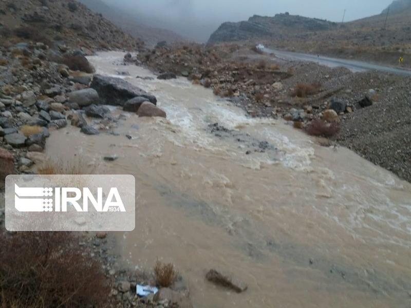 جاری شدن سیلاب در بختگان فارس 