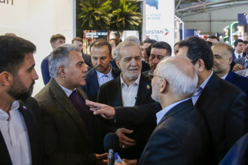 Le président iranien visite l'exposition commerciale internationale avec l'Eurasie