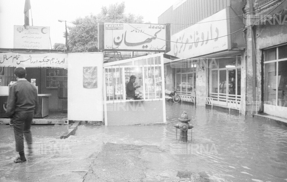 سیل در تهران - جریان سیل در سطح شهر در اثر باران در خیابان ها