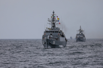 La parade des navires de surface et sous-marins, des frégates, des navires lance-missiles, des navires de transport et des sous-marins a eu lieu, ce mardi 25 février 2025, lors du dernier jour de l'exercice militaire conjoint 1403, en présence du général de brigade Seyyed Abdolrahim Mousavi, commandant en chef de l'Armée, et du vice-amiral Habibollah Sayyari, chef d'état-major et vice-coordonnateur de l'Armée, dans la mer d'Oman.