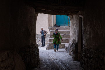 روستای چنشت؛ سرزمین رنگ‌های ایران. این روستای اسرارآمیز در 60 کیلومتری جنوب شرقى بیرجند در استان خراسان‌جنوبی قرار دارد. وقتی به این استان سفر می‌کنید، با عبور از راه‌های پرپیچ و خم کوهستانی، به دره‌ای می‌رسید که، چنشت رنگارنگ را در دل خود جای داده است. شاید در نگاه اول درها و پنجره‌های سبز و صورتی و نارنجیشان برایتان عجیب به نظر بیاید، اما کمی جلوتر، متوجه تنوع پوشش چشم‌نواز کودکانی می‌شوید که با لبخند از کنارتان عبور می‌کنند.
