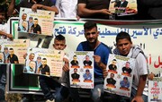 تجمع فلسطینی‌ها مقابل دفتر صلیب سرخ در حمایت از اسرای اعتصاب‌کننده