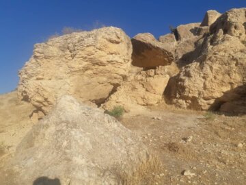 ریزش سنگ ساکنان روستای شیخلر در بوکان راتهدید میکند