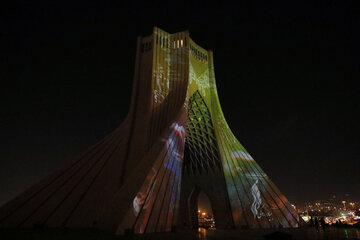 Ünlü İranlı şir Nizami Azadi Kulesi'ne yansıdı
