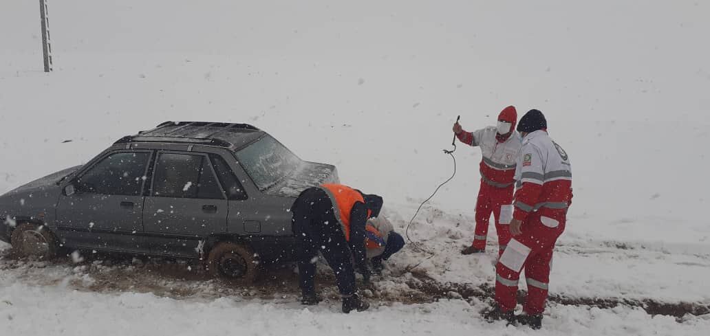 ریزش برف راه ارتباطی ۳۰۰ روستای دلفان را بست