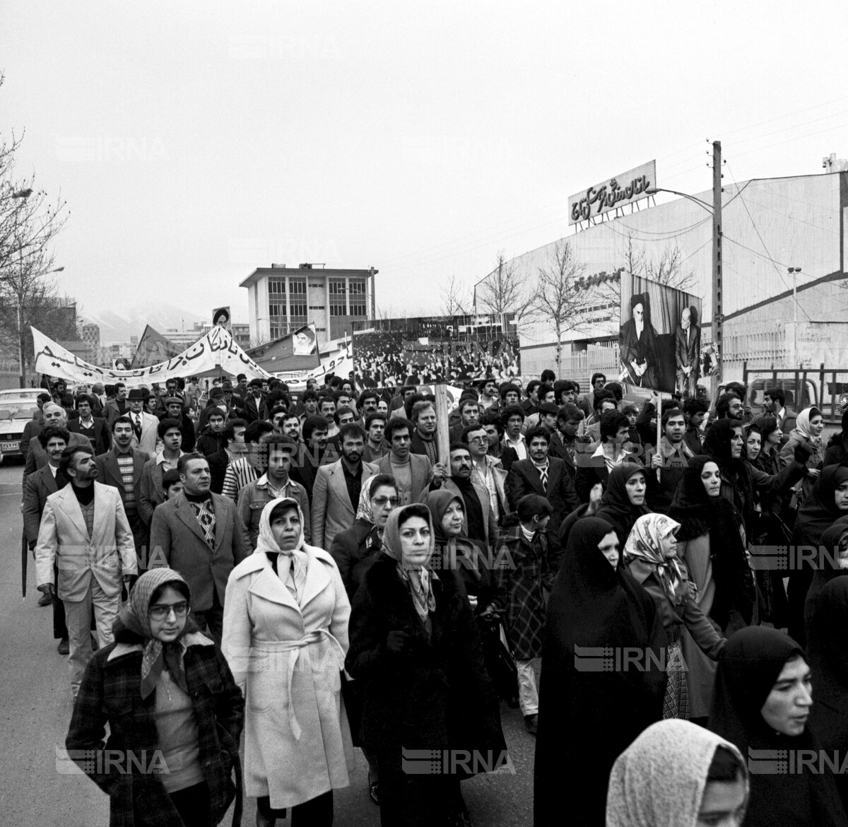 راهپیمایی مردم تهران برای پشتیبانی از دولت مهندس بازرگان