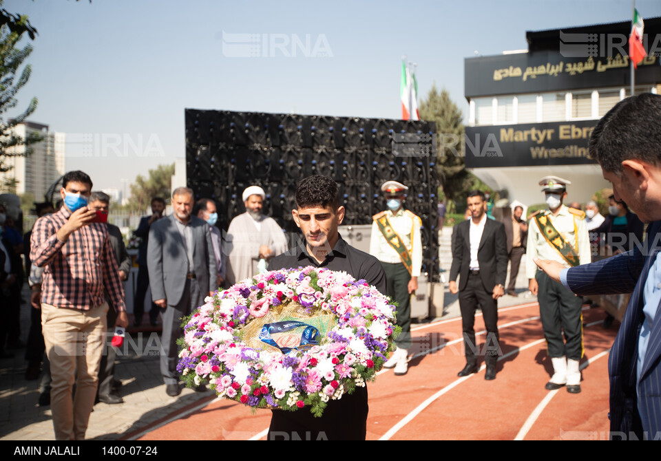 اهدای مدال طلای گرایی به شهید گمنام