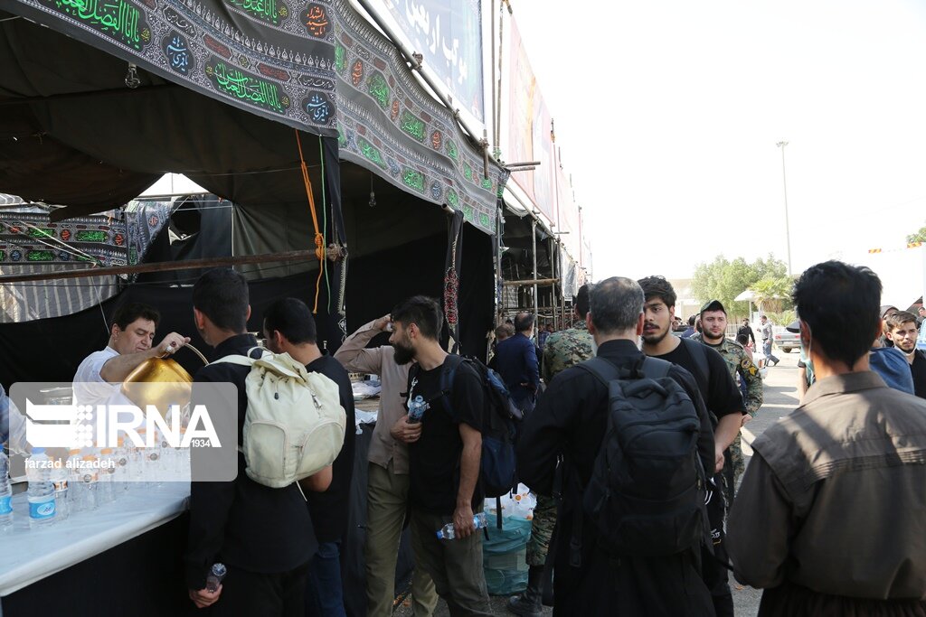ارتش ۱۴ موکب در مرز مهران و خسروی برای پذیرانی از زوار اربعین برپا کرده است