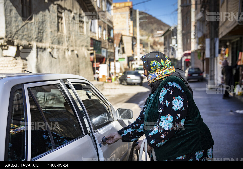 «خاله رحیمه» ؛ احیاگر هنر جاجیم بافی روستای زیارت