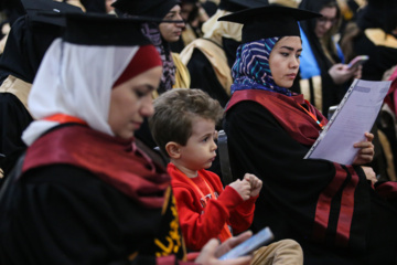 Téhéran (IRNA)-La cérémonie de remise des diplômes de 500 étrangers de 22 nationalités différentes, qui viennent de terminer leurs études dans les universités iraniennes, a eu lieu ce jeudi après-midi (12 décembre 2024) à l'université de Chiraz et dans le sanctuaire sacré de Shahcheragh (PSL). (Photo : Reza Qaderi)