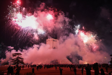 La tour Azadi de Téhéran brille à l'occasion de l'anniversaire de la révolution islamique