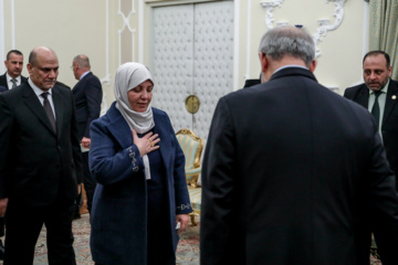 Le président du Parlement irakien, Mahmoud Al-Mashhadani, a rencontré ce lundi après-midi 3 février 2025 (15 Bahman 1403) le président iranien, Masoud Pezeshkian, pour des discussions et des échanges bilatéraux. (Mohammad Mahdi Pourarabe-IRNA)