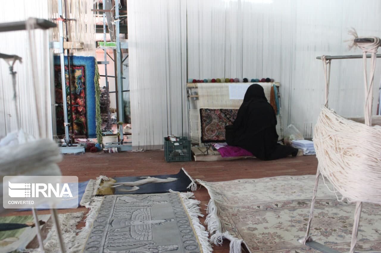 مددجویان کمیته امداد استان همدان هزار و ۸۰۰ متر مربع فرش دستباف تولید کردند