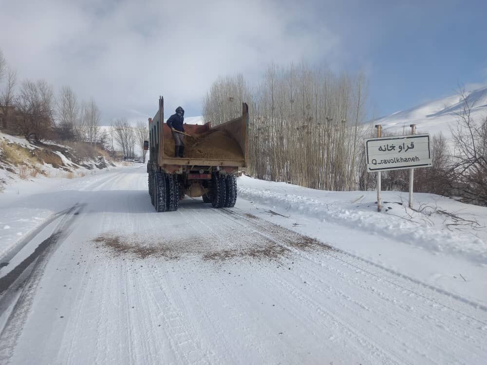 راه دسترسی به ۳۰ روستای تکاب بازگشایی شد