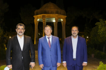 بازدید وزیر کشور تاجیکستان از آرامگاه حافظ در شیراز