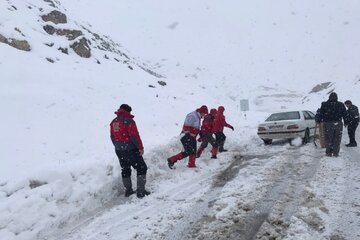 امدادرسانی به خودرهای گرفتار در برف اشنویه