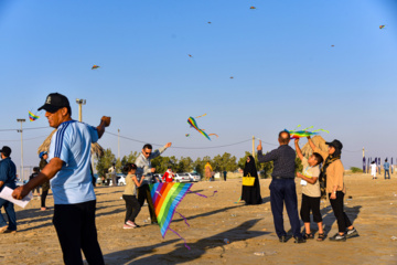 پاکسازی ساحل و جشنواره بادبادکها در ساحل بندرگاه بوشهر