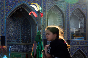 Servants change dome flag at Imam Reza (AS) shrine