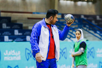 Entrenamiento del equipo femenino iraní de balonmano 
