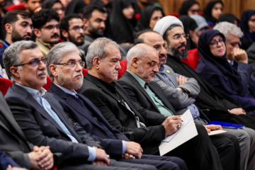 Presidente Pezeshkian asiste a la ceremonia de Día de Estudiante Universitario 