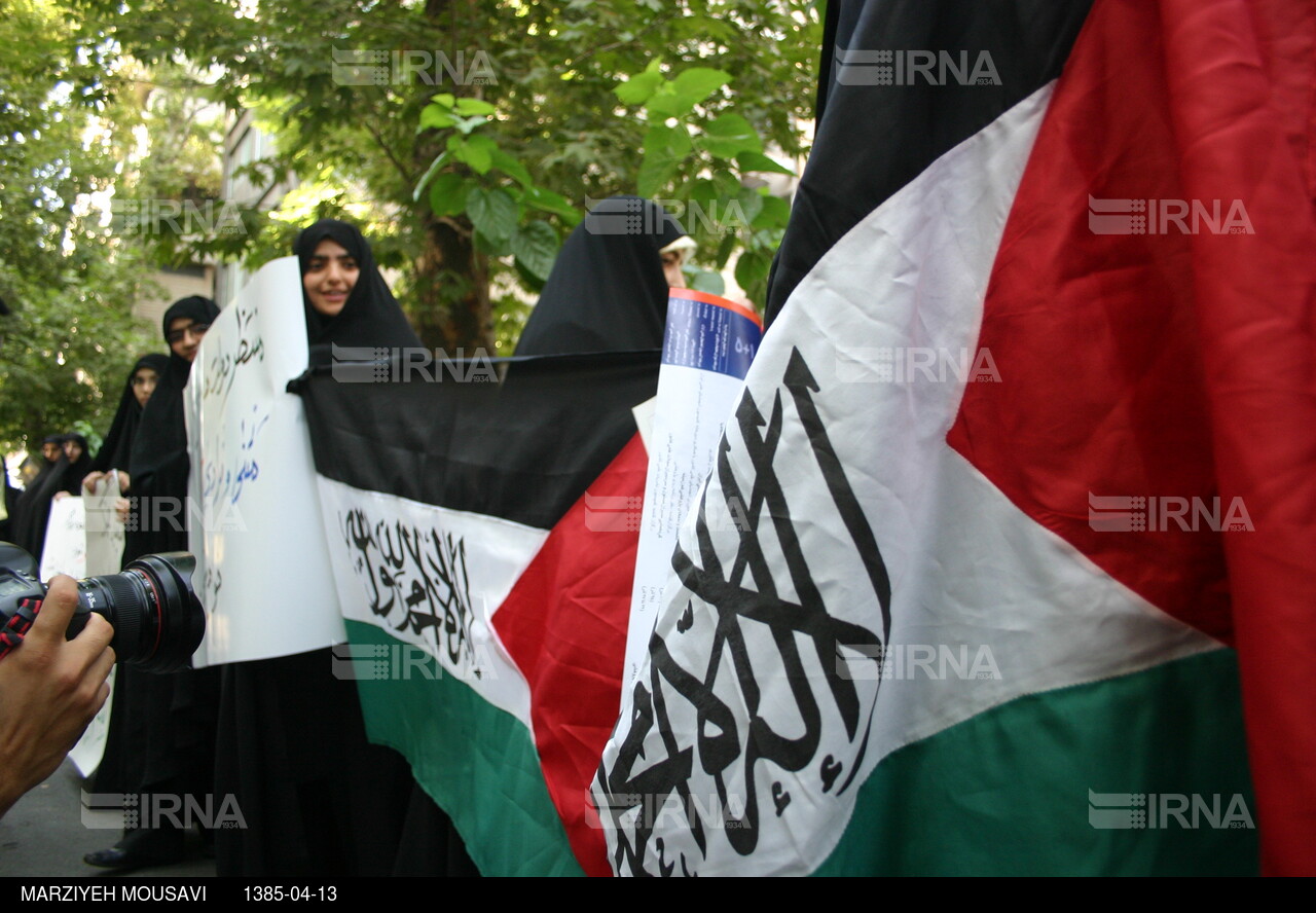 تشکیل زنجیره انسانی دانشجویان مقابل سفارت فلسطین