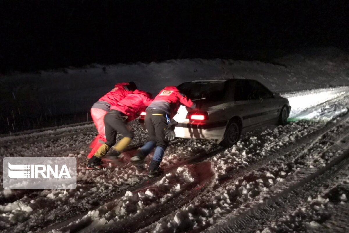 ۲۰ خودرو گرفتار در برف اشنویه رهایی یافتند